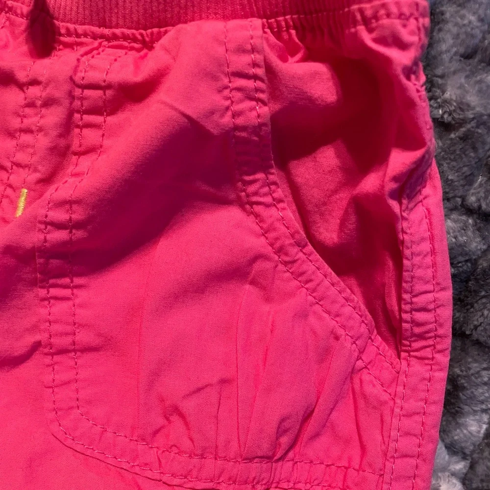 👑 Toddler Girls 4T 2 piece. Peach Pants and Top. Has Sparkle fit for a Queen EUC
